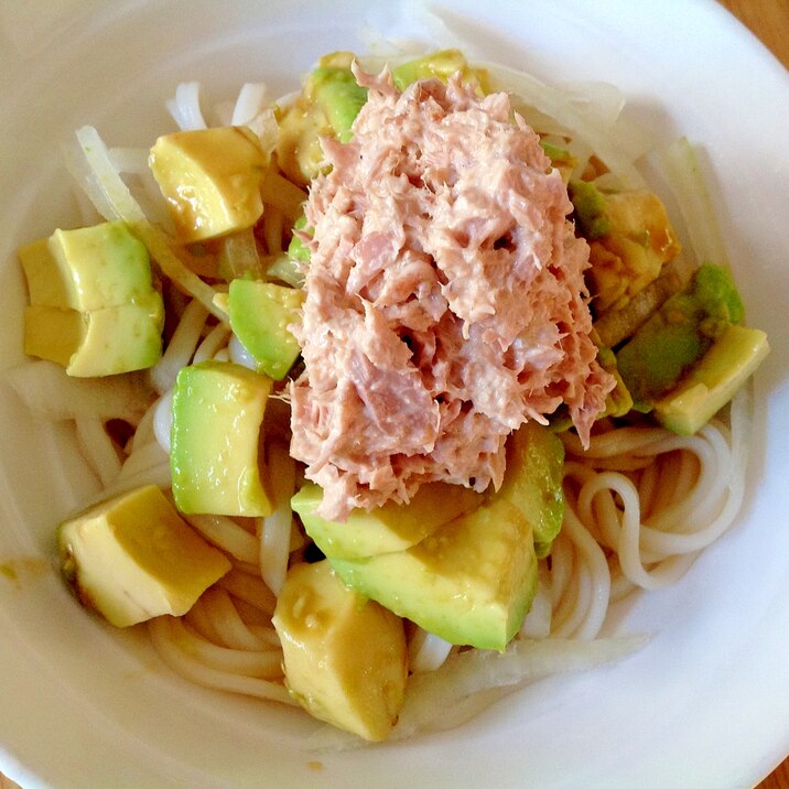 梅ツナアボカドの冷やしうどん